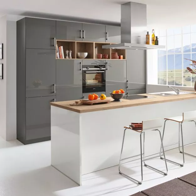 Bild einer weiß-grauen Küche von Bauformat