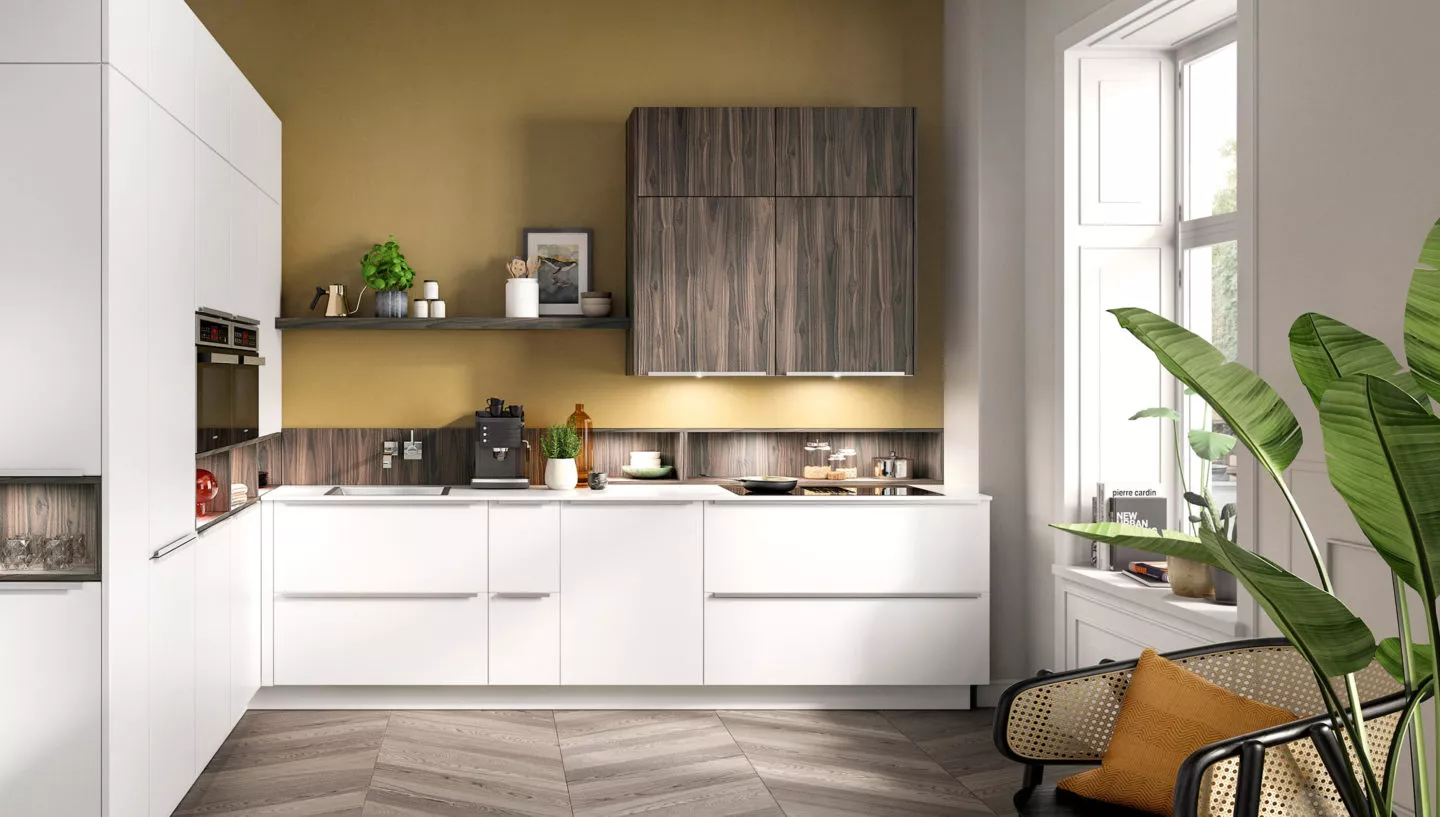 Bild einer weißen Küche mit einem Hochschrank aus Holz