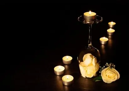 Bild von Kerzen und einem Weinglas