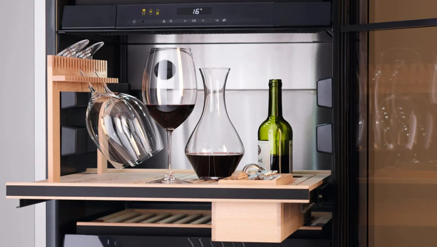 Bild von einem offenen Wein in einem Weinschrank mit regelbarer Temperatur von Miele