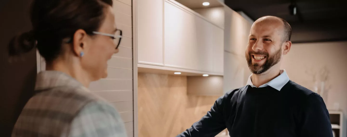 Mitarbeiter Steffen Grygiel im Kundengespräch.