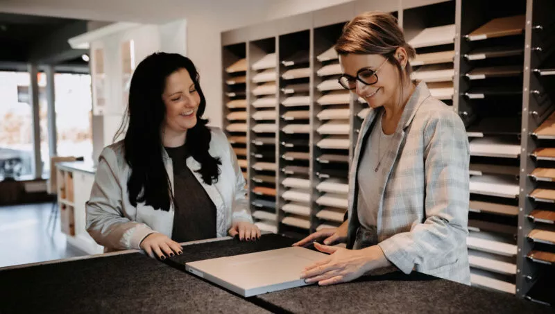 Katinka Lüben berät eine Kundin zu Fronten