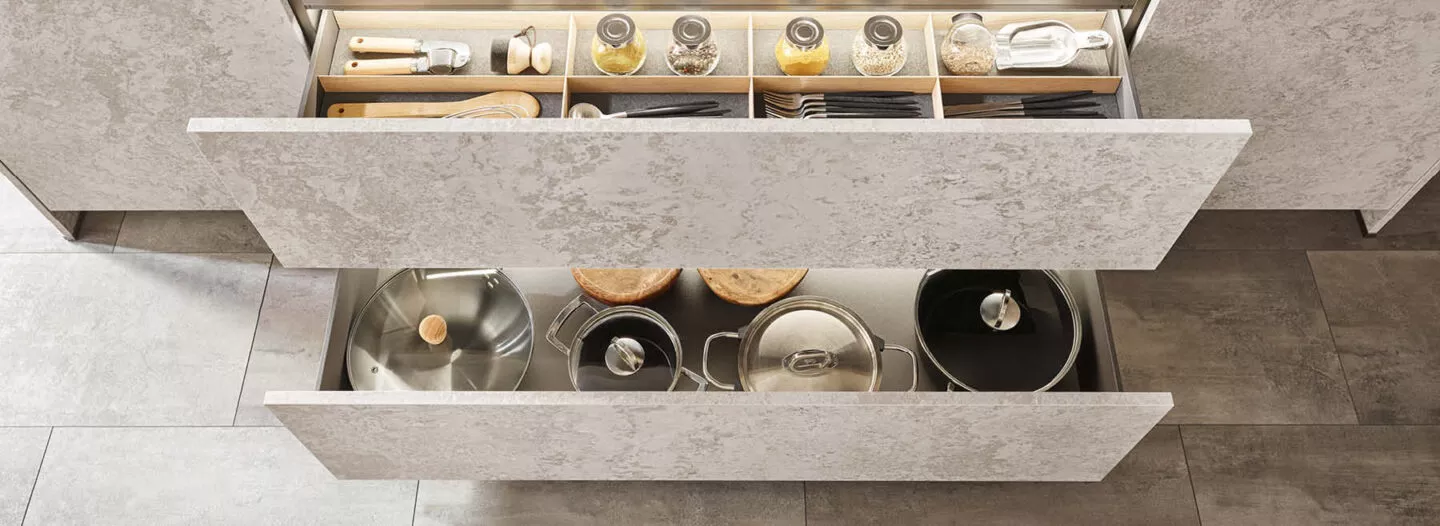 Halboffene Schubladen, die ein gutes Ordnungssystem offenbaren.