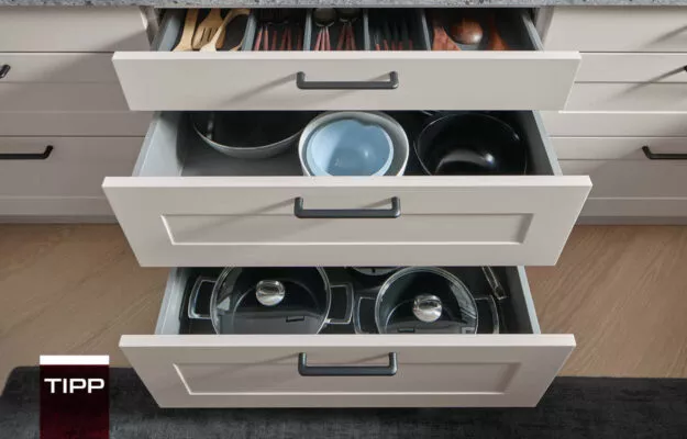 Schubladenorganisation in moderner Küche mit Besteck- und Topfaufteilung – Tipp von Küchenplatz.