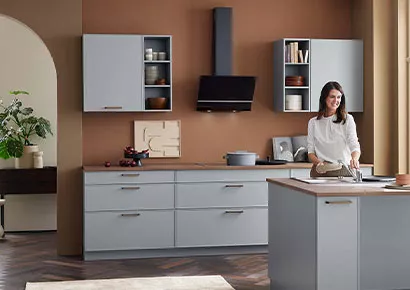 Moderne Designküche in Grün mit klaren Linien und integrierter Beleuchtung von Küchenplatz.