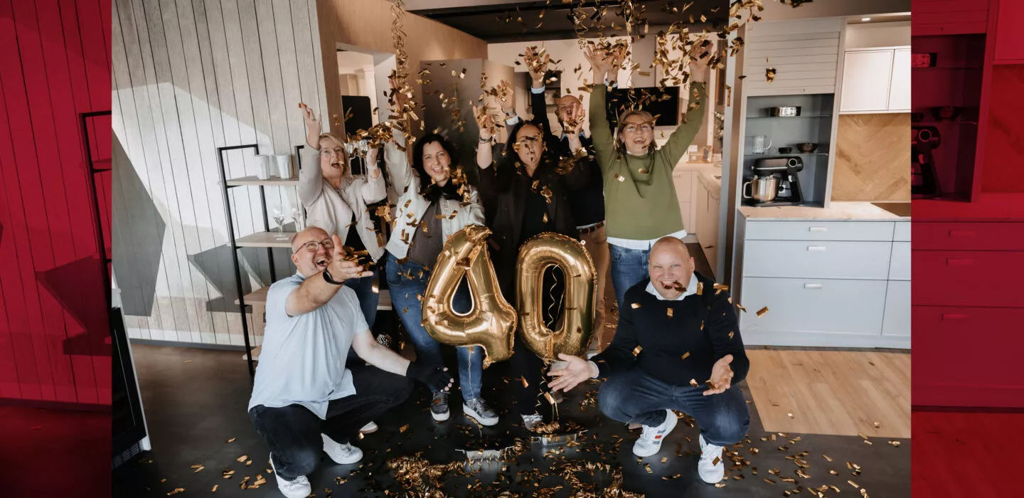Teamfoto mit Ballons und Konfetti