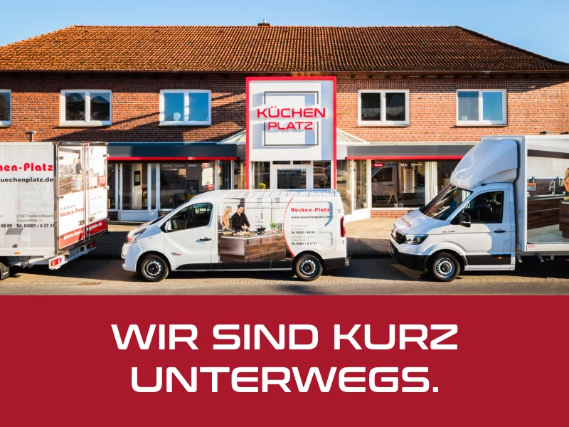 Pop-up von Küchen-Platz mit Außenansicht des Küchenstudios und drei Firmenfahrzeugen vor dem Gebäude – Hinweis auf eine vorübergehende Abwesenheit des Teams.