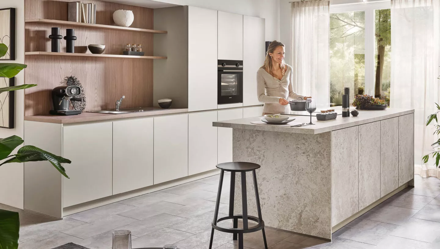 Modern geplante Küche mit großer Kochinsel, viel Arbeitsfläche, integriertem Backofen und praktischem Stauraum – ideal für entspanntes Kochen und eine funktionale Herbstküche.